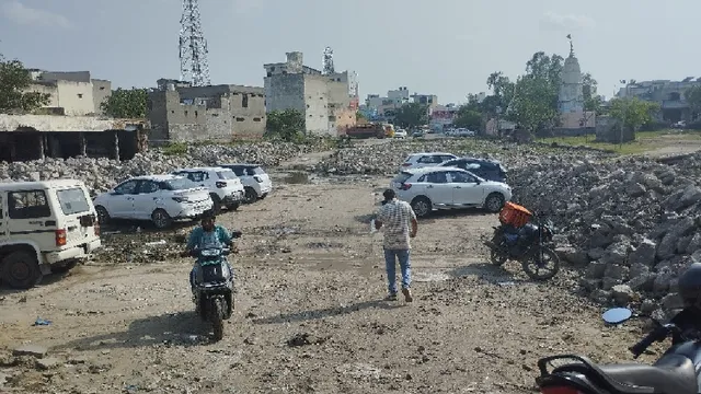 
झज्जर में गाड़ी खड़ी करना बना बड़ी समस्या, पार्किंग की जगह नहीं; थाने के बाहर लगा रहता है गाड़ियों का झुंड

