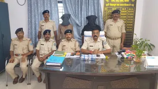 गुप्त सूचना के आधार पर कार्रवाई करते हुए पुलिस ने दो शातिर आरोपियों को गिरफ्तार किया है।