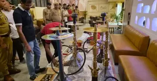 हुक्का बार में जांच करते पुलिस अधिकारी। सौजन्य: पुलिस