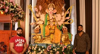 पुर्दिलपुर स्थित शायर माता मंदिर परिसर में आयोजित गणेश प्रतिमा के साथ दाएं शाहरूख और बाएं अंकुर। जागरण