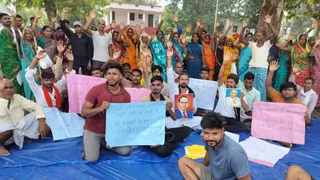 हड़ताल पर बैठे राघोपुर के युवा