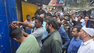 आजाद बस्ती के लोगों ने निगम की कार्रवाई का विरोध किया। जागरण