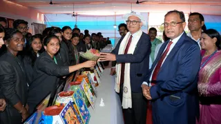 प्रदक्षिणा समारोह में उपस्थित अतिथि और छात्र। सौ. विश्वविद्यालय