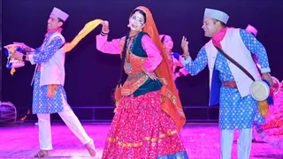 दिल्ली विश्वविद्यालय के शंकरलाल सभागार में आयोजित कार्यक्रम डीयू कौथिग में सांस्कृतिक कार्यक्रम प्रस्तुत करते उत्तराखंड के छात्र। चंद्र प्रकाश मिश्र