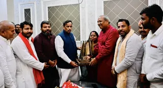 भाजपा के राष्ट्रीय महामंत्री एवं प्रदेश प्रभारी विनोद तावड़े ( बाएं) को स्मृति चिन्ह प्रदान करते डा. संजय निषाद (दाएं)।सौ, निषाद पार्टी