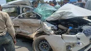 टक्कर के बाद कार बुरी तरह क्षतिग्रस्त हो गई।