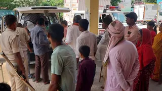 गंभीर रूप से घायल को एंबुलेंस में बैठाते स्वास्थ्य कर्मी। फोटो: जागरण