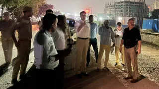 क्रिकेट स्टेडियम से आउटर रिंग रोड तिराहे तक सड़क सुदृढ़ीकरण कार्य का स्थलीय निरीक्षण करते जीडीए वीसी। सौ- जीडीए