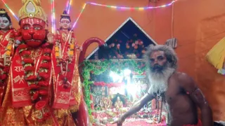मंदिर में खाली पड़ा लक्ष्मी-गणेश का सिंहासन दिखाते पुजारी। फोटो: जागरण