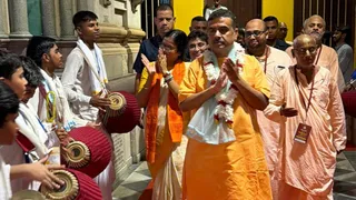 शुभेंदु अधिकारी ने राधाष्टमी पर बागबाजार गौड़ीय मठ में किए राधा-कृष्ण के दर्शन