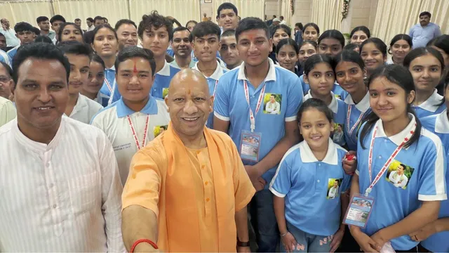 सीएम योगी ने भारत दर्शन शैक्षिक भ्रमण कार्यक्रम के तहत उत्तराखंड के देवप्रयाग से आए मेधावी विद्यार्थियों से किया संवाद - cm yogi interacts with devprayag students on bharat darshan tour