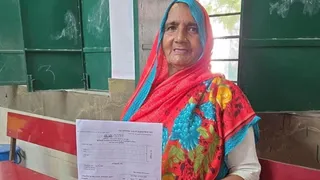प्राथमिक विद्यालय जलालाबाद-1 में नवभारत साक्षरता मिशन के अंतर्गत साक्षरता परीक्षा देने पहुंची 80 वर्षीय कमलेश देवी।