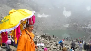 नंदा देवी बड़ीजात में रूपकुंड में पूजा अर्चना के लिए देव छतौलियां ले जाते श्रद्धालु। जागरण