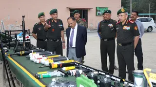 लैंसडौन में राष्ट्रीय सुरक्षा सलाहकार अजीत डोभाल व चीफ ऑफ डिफेंस स्टाफ जनरल एनएस राजा सुब्रमणि गढ़वाल राइफल्स की ट्रेनिंग के निरीक्षण के दौरान हथियारों की जानकारी लेते हुए : साभार सेना