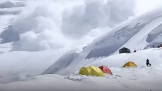 मनास्लु के कैंप में हिमस्खलन।