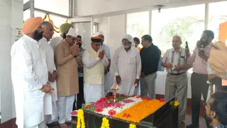 केंद्रीय मंत्री अर्जुन मेघ मेघवाल बलिदानियों को नमर करते हुए।