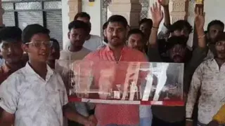 सांवलियाजी को चढ़ाया 1.2 किलो चांदी का सीमेंट प्लांट मॉडल।