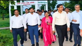 प्रयागराज में मेजा के चांद खमरिया कृष्ण मृग आरक्षित क्षेत्र का औचक निरीक्षण करते मंडलायुक्त डॉ. लोकेश एम. एवं सीडीओ हर्षिका सिंह। सौजन्य: सूचना विभाग