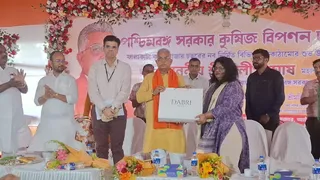 अलीपुरद्वार के एक कार्यक्रम में मंच पर मंत्री दिलीप घाेष समेत अन्य
