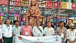 बेंगलुरु जाने के लिए एयरपोर्ट पहुंचा उद्यमियों का दल।
