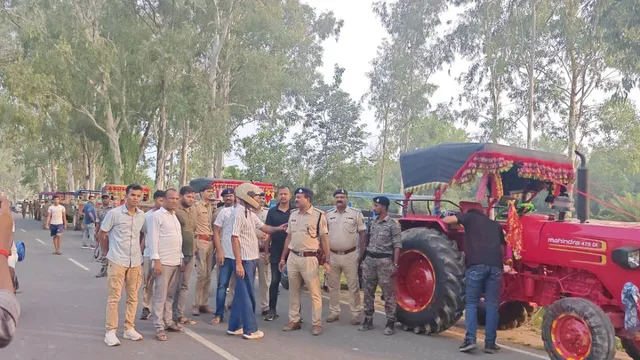 हेलमेट पहन सिंघम स्टाइल में बाइक दौड़ाकर मंझवे घाट पहुंचे जमुई SP विश्वजीत दयाल; देखते ही बालू माफ‍िया में उड़ गए होश
