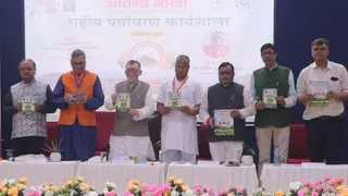 कार्यशाला में स्मारिका का विमोचन करते राज्यपाल संतोष गंगवार और अन्य। (फोटो साैजन्य)