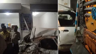सिरमौर के कालाअंब में बेकाबू ट्राला की चपेट में आकर क्षतिग्रस्त हुए वाहन।