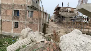 Khagaria Mathurapur ROB Construction Delay: खगड़िया में 77 करोड़ के आरओबी निर्माण पर लगा ब्रेक! डेढ़ साल में 20% काम, रेलवे से डिजाइन न मिलने से बढ़ी आफत
