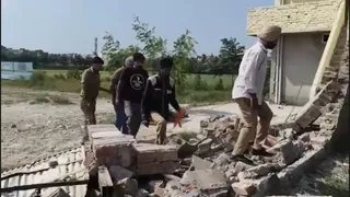 घटनास्थल पर जांच करते हुए पुलिस।