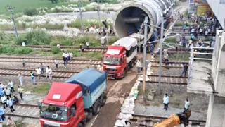 बारुण आरओबी के नीचे से ले जाई जा रही मशीन। जागरण