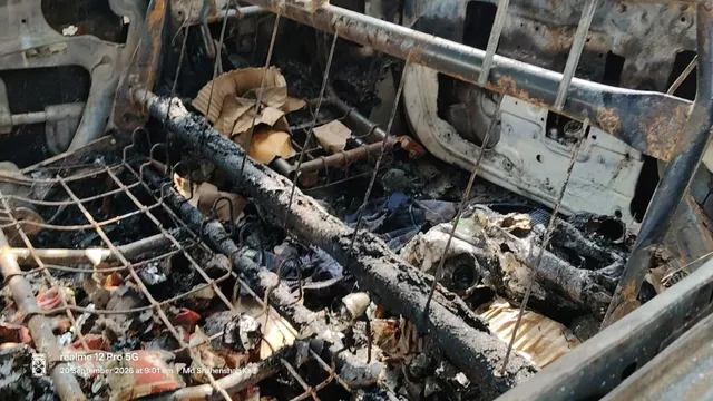 मधेपुरा में थाने से सौ मीटर दूर धू-धू कर जली कार से निकली विदेशी शराब; लूटने दौड़े ग्रामीण, झारखंड नंबर की है गाड़ी