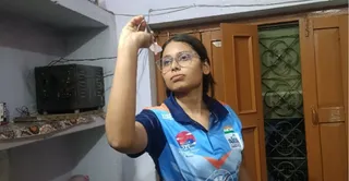 घर में बने डार्ट्स बोर्ड पर निशाना साधतीं महिमा। जागरण
