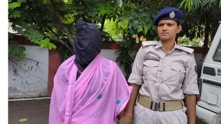 पुलिस की गिरफ्त में महिला।