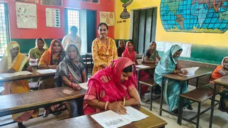 नवभारत साक्षरता कार्यक्रम के तहत प्रयागराज में आयोजित परीक्षा में शामिल महिलाएं। सौ. विभाग