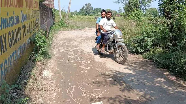 '5 साल से नहीं बिछी तारकोल, मीरा साहिब के शेरगढ़ में खस्ताहाल सड़क पर फूटा ग्रामीणों का गुस्सा

