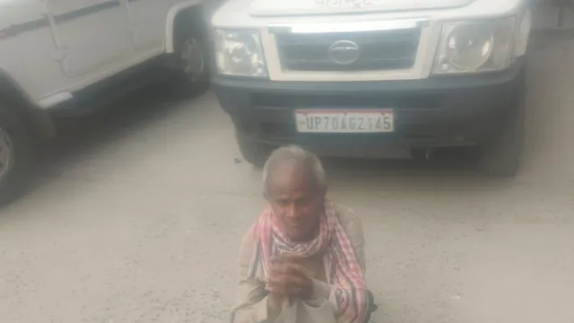 तहसीलदार की गाड़ी के आगे बैठ गए ननकू, बोले...न्याय दिला दो साहब; न पुलिस सुन रही और न ही तहसील के अफसर