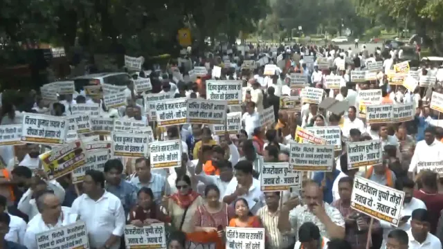 सफाईकर्मी दीपक की आत्महत्या पर भाजपा का प्रदर्शन, आप पार्षद की बर्खास्तगी की मांग
