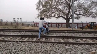 जान जोखिम में डालकर पटरी पार करते ग्रामीण। जागरण
