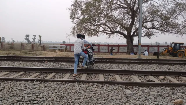 5-10 मिनट का रास्ता हुआ 10-15 KM का, गया-कोडरमा रेलखंड पर घेराबंदी से सैकड़ों गांव प्रभावित
