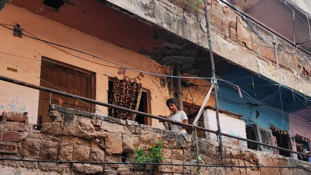 दिल्ली में फिर दोहरा सकता है सत्य निकेतन जैसा हादसा, मंगोलपुरी पंजाबी कैंप की जर्जर इमारत दे रही न्योता
