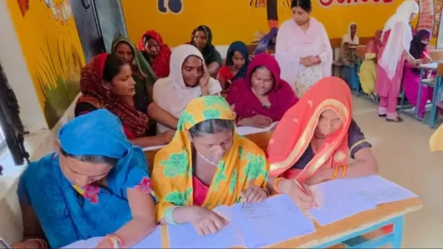 श्रावस्ती में निरक्षरों को साक्षर बनाने की बड़ी पहल, 640 केंद्रों पर 10 हजार अभ्यर्थियों ने दी साक्षरता परीक्षा
