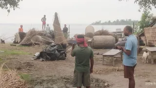 Supaul Kosi Erosion Kishanpur: सुपौल के किशनपुर में कोसी का तांडव, अपने ही हाथों से आशियाना तोड़ने को मजबूर ग्रामीण; 200 से अधिक परिवार बेघर