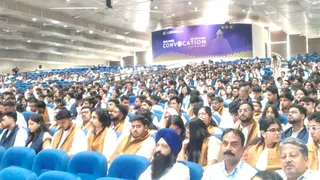 दीक्षांत भवन में रविवार को द्वितीय दिवस आयोजित दीक्षा समारोह में उपस्थित छात्र-छात्राएं।
