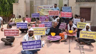 बेसिक शिक्षामंत्री संदीप सिंह के आवास पर धरने पर बैठे अभ्यर्थीी।