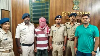पुलिस गिरफ्त में ठगी का आरोपित। सौ-पुलिस
