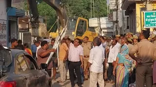चौदह कोसी परिक्रमा मार्ग पर अतिक्रमण की जद में आने वाले भवनों पर चला बुलडोजर।