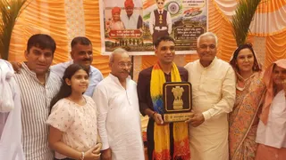 सेना में लेफ्टिनेंट बने जिवाना के विनय को अशोक चिन्ह भेंट करते सांसद डा. राजकुमार सांगवान