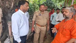बलिया में मंदिर की जमीन पर विवाद, हिंदू-मुस्लिम पक्ष आमने-सामने।