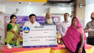 योजना के तहत आंशिक अपंगता होने पर 50 हजार तथा पूर्ण अपंगता पर एक लाख की सहायता मिलती है।