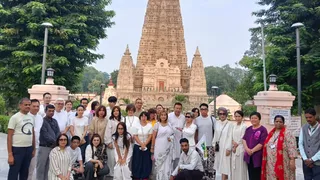 महाबोधि मंदिर के सामने थाइलैंड का दल। सौ-पर्यटन विभाग